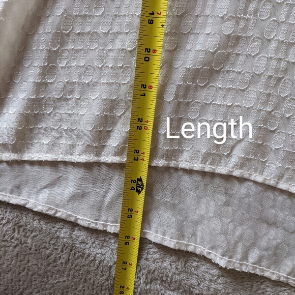 Guess Cream V-neck Chiffon Blouse Size Medium - Picture 10 of 13